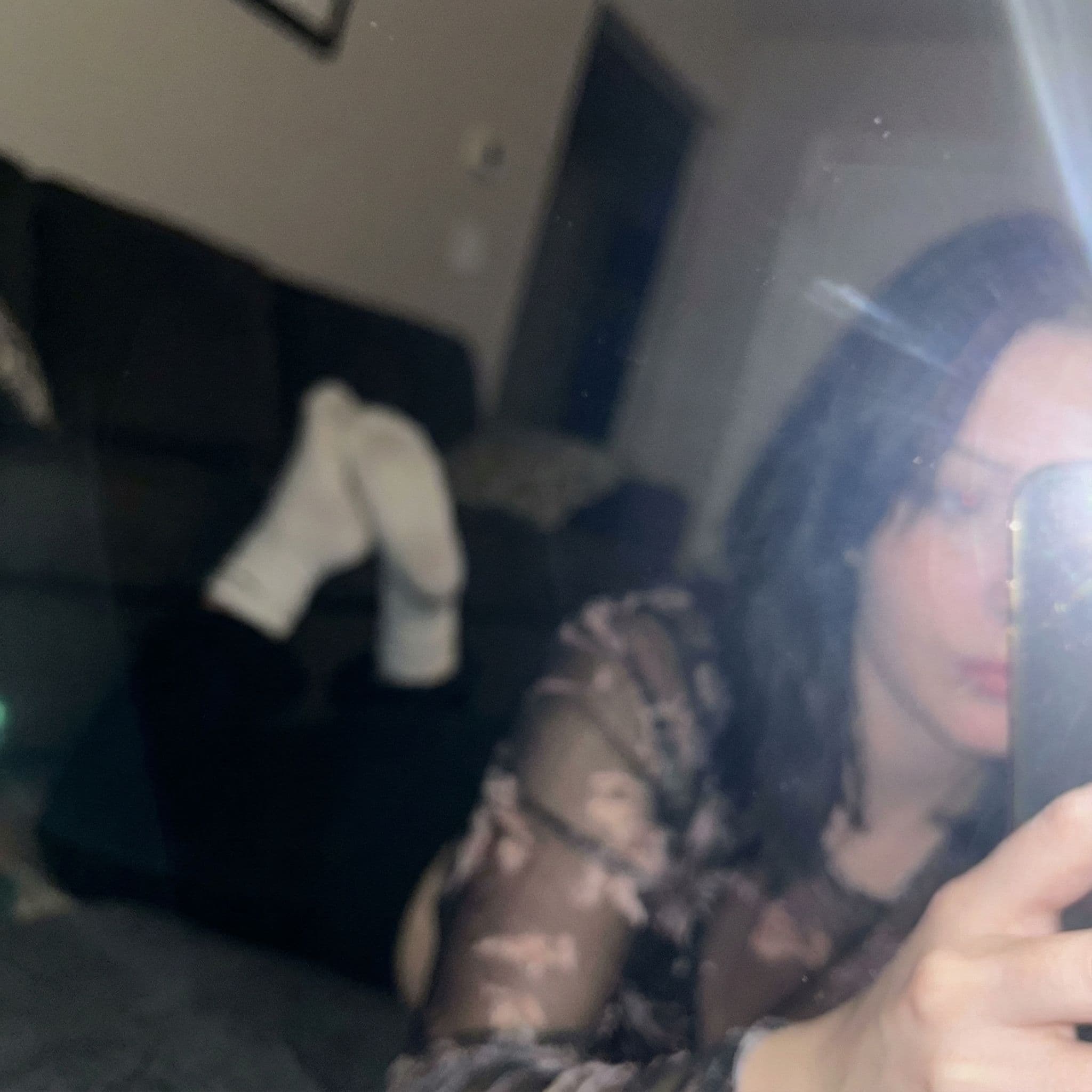 صورة مولدة بالذكاء الاصطناعي: Nano Banana prompt: A very ordinary iPhone selfie, of a plastic surger... (نموذج Nano Banana - Nano Banana)