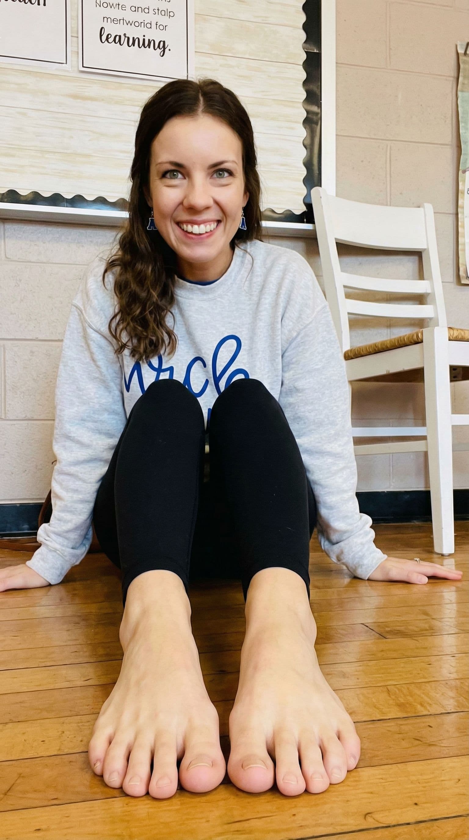 صورة مولدة بالذكاء الاصطناعي: Nano Banana prompt: Have this girl sitting down with her bare feet out... (نموذج Nano Banana - Nano Banana)